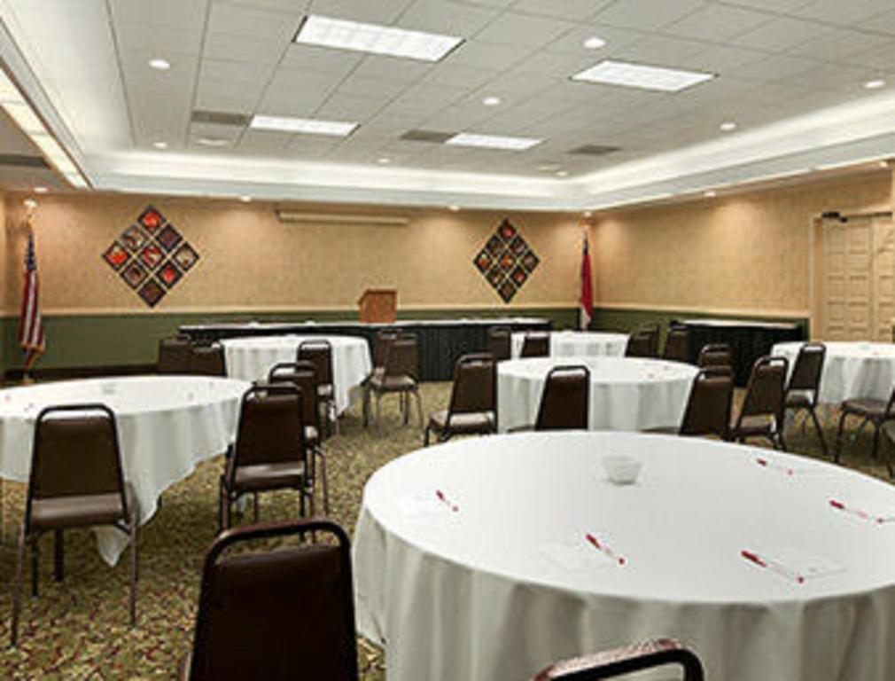Ramada Burlington Hotel And Conference Center Dış mekan fotoğraf