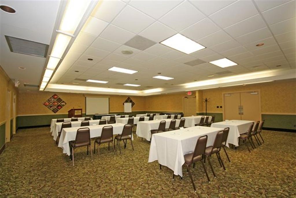 Ramada Burlington Hotel And Conference Center Dış mekan fotoğraf