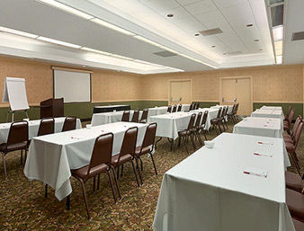 Ramada Burlington Hotel And Conference Center Dış mekan fotoğraf