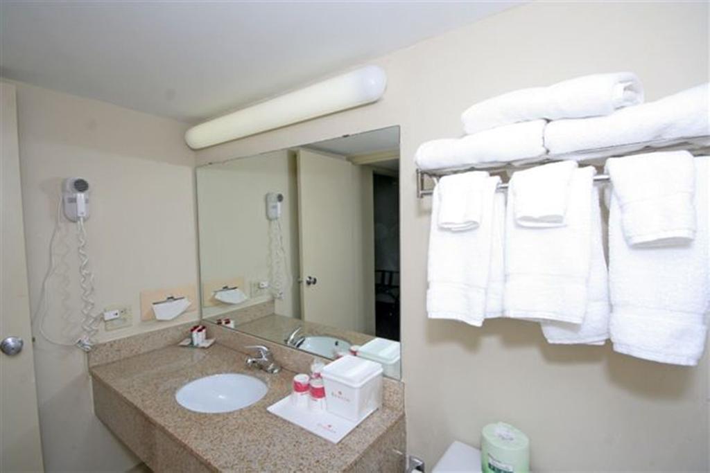 Ramada Burlington Hotel And Conference Center Oda fotoğraf