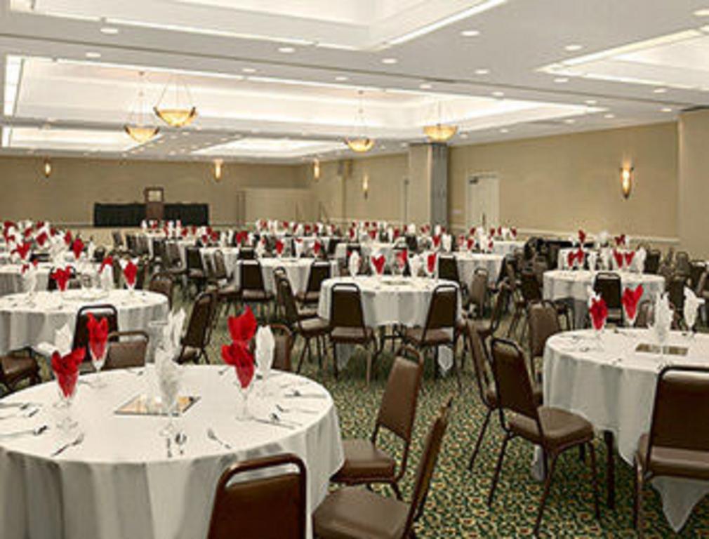 Ramada Burlington Hotel And Conference Center Dış mekan fotoğraf