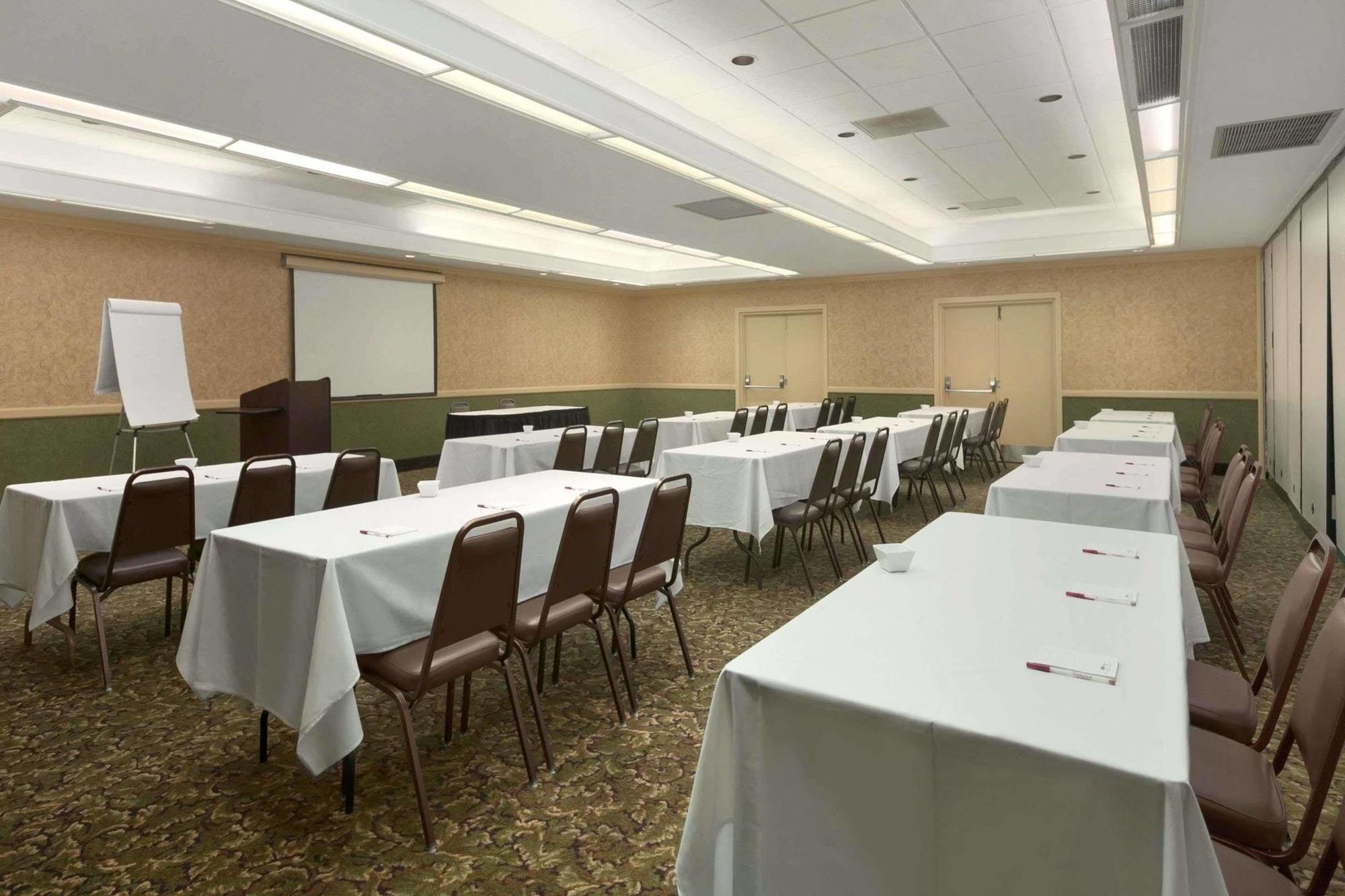Ramada Burlington Hotel And Conference Center Dış mekan fotoğraf