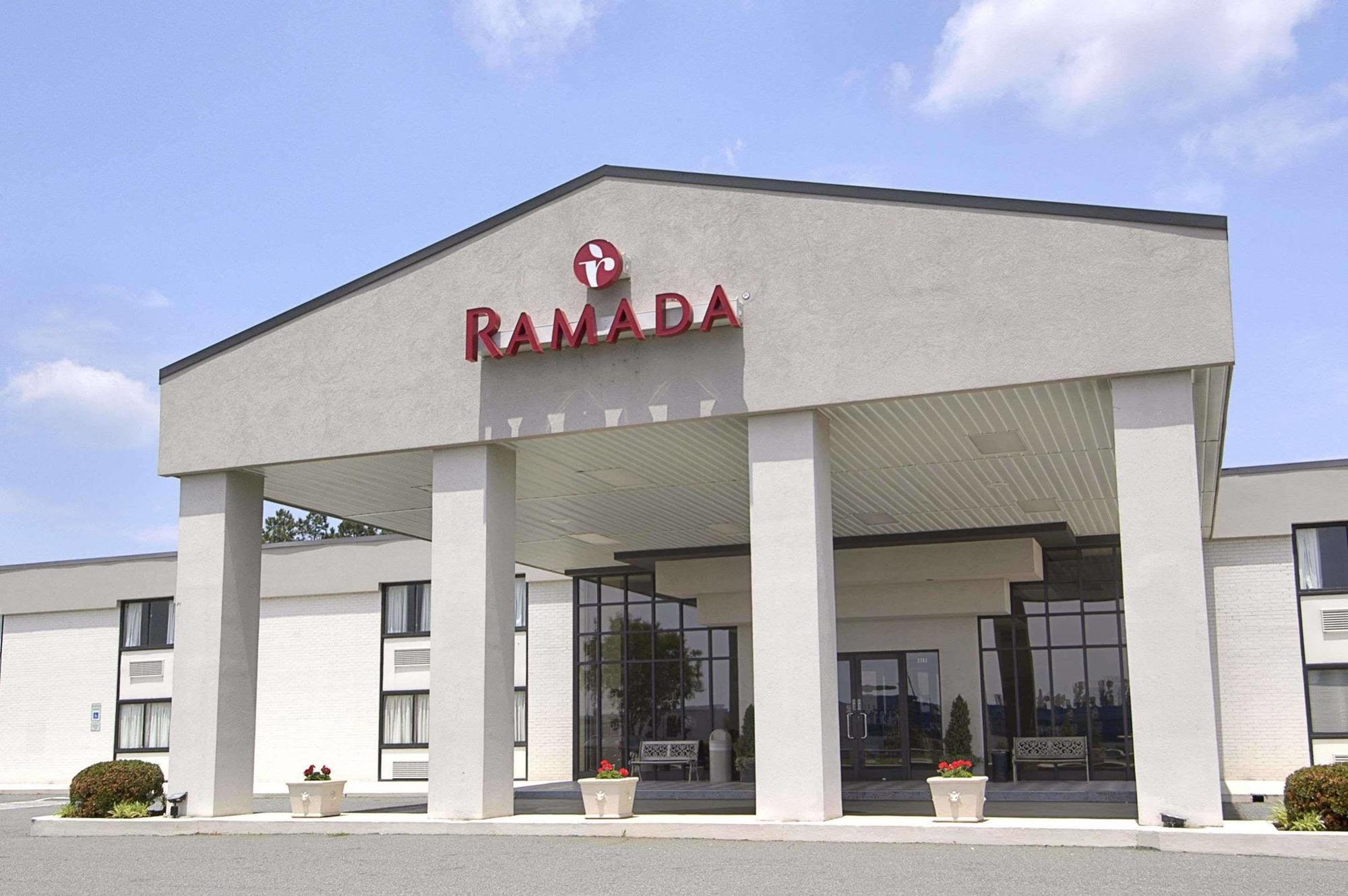 Ramada Burlington Hotel And Conference Center Dış mekan fotoğraf