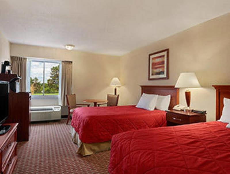 Ramada Burlington Hotel And Conference Center Dış mekan fotoğraf